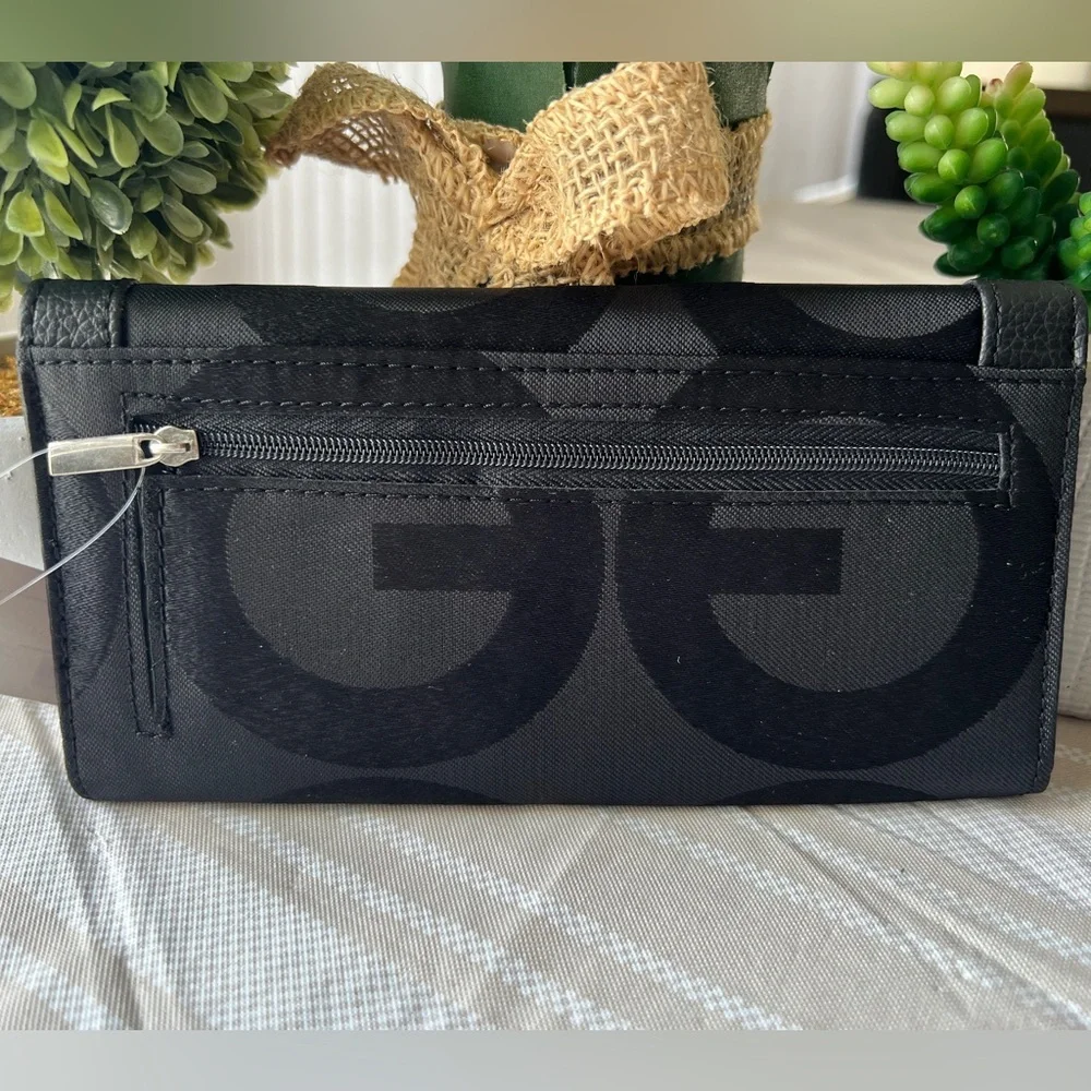 🌸4/$25 Black “G” wallet with studs - Picture 2 of 8